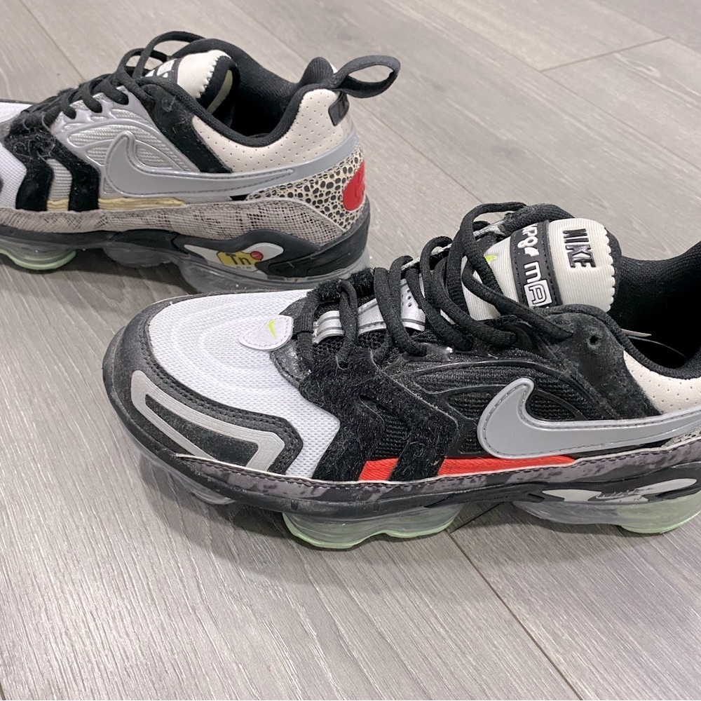 Nike Black and White Athletic Shoes with Dynamic Design